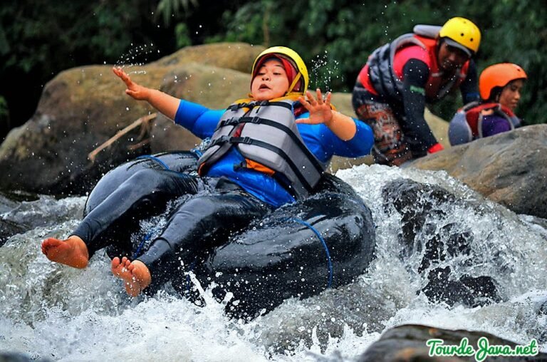 What to Wear for River Tubing